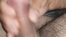 wychudzona laska daje sobie z palca