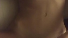 blondynka wypina swoje jędrne i krągłe poślady