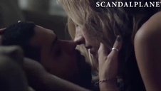 laska pieści się po cipce podczas seksu