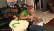 panna w rajstopach siada mu na kutasie