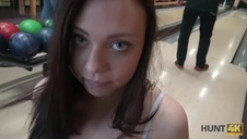 bawi się jej cycami i bzyka ją na kanapie