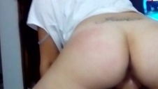 laska klęczy i delektuje się sterczącą pałą