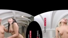 szalona babka mizia się po piersiach