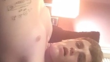 zabawa z dwiema młodymi kocicami