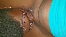 ściska sutki rozkosznej brunetki