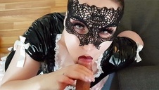 gorąca mama pozuje w kuchni