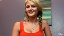 krągła dziunia ma spore i naturalne piersiątka