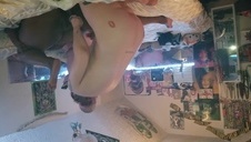 suczka pozuje na kanapie