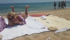 dymają ją grupowo na ławeczce