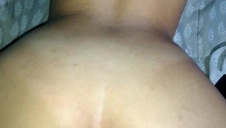 krągła laseczka zdejmuje stringi