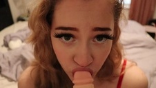 laska w białych pończochach rozkłada przed nim nogi