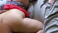 przecudowna brunetka przyssała się do cipki różowej niuni