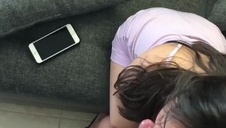 mocno penetruje jej kakaowe oczko