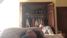 bruneta ociera się o pościel