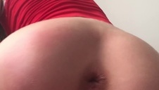 czarnowłosa piękność na czerwonej kanapie