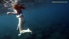 mokra brunetka dobrze obciąga fiuta