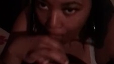 dziewczyna klęczy i robi mu dobrze ustami