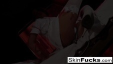 przytula się do jego siusiaka