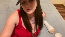 głęboko wkłada sobie masażer w cipkę