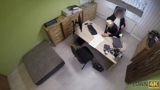 płaska nastka pokazuje swoje ciało