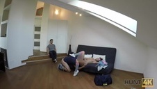 cycata nina ciągnie penisa