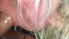 lekarz posuwa starą laskę