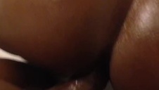 mama rozkłada przed nim swe nóżki