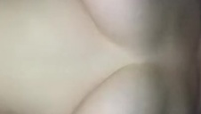 szczypie ją po sztywnych sutkach