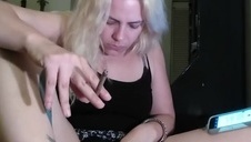 wali konia patrząc na śliczne laseczki