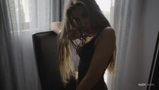 młoda kiara jest posuwana w obie dziurki