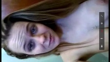 przypakowany koleś bzyka laseczkę na kanapie