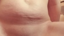 głaszcze swoje wielkie skarby