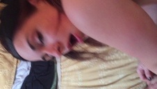 poderwana laska pokazała swoje małe piersi