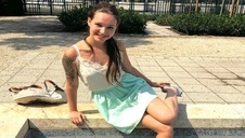 porno przyjaciółka liże jego jąderka