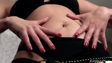 goła i wesoła na świeżym powietrzu