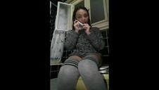 lubi mieć kutasa między swymi śliskimi cycami