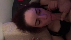 okularnica klęczy i delektuje się fiutem