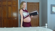 blond milfa zasiadła wygodnie na czarnym członku