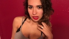 ruda okularnica z małym biustem dobrze się pieści