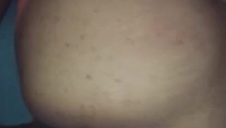 japonka na różowej kanapie