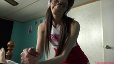 rucha laskę i patrzy na jej pijaną siostrę