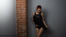 słodka i czarnowłosa pani z dildo w cipce