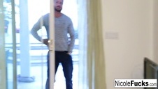 uczennica z pałą w ustach