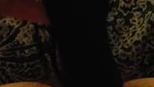 długowłosy młodzian pokazuje dicka