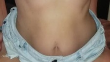 facet patrzy jak rżną się w trójkącie