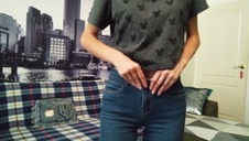 ślicznotka wypina się w parku