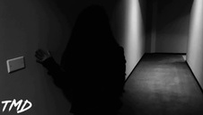 blondi stara się wziąć całą pałkę do ust