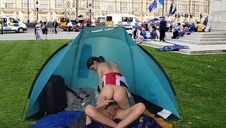 długi penis między zgrabnymi pośladkami