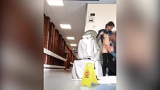 laseczki zabawiają się na stole bilardowym