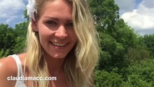 goraca blondynka w okularach ssie kutasa